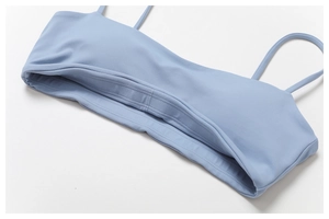 Detailaufnahme des elastischen Saums und der Präzisionsnähte am hellblauen Yoga-BH