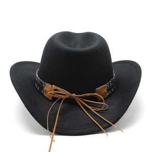 Détail d'un chapeau de cowboy noir en feutre avec ruban ethnique et lacet en cuir