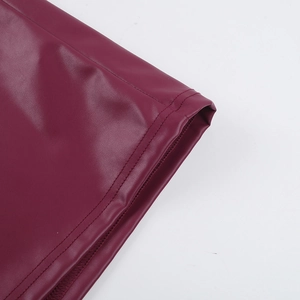 Gros plan de la double couture et texture en similicuir bordeaux sur l'ourlet