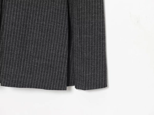 Vue détaillée du tissu à rayures grises et du design de la fente sur une robe courte