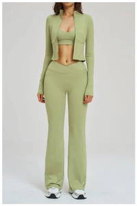 Dettaglio del set yoga verde chiaro con giacca a zip, reggiseno e pantaloni a campana