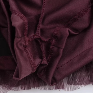 Dettaglio ravvicinato di maglia bordeaux con doppia cucitura e bordo in pizzo a rete