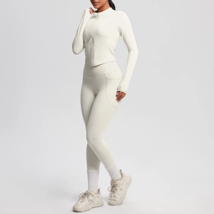 Détail d'ensemble yoga crème avec veste zippée et legging taille haute muni d'une poche latérale
