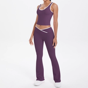 Détail de l'ensemble de yoga violet avec pantalon évasé à taille en V et liseré blanc