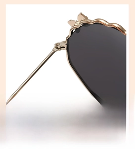 Détail de la charnière robuste en métal doré sur lunettes de soleil pour enfants