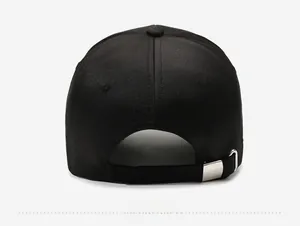 Dettaglio posteriore di un cappellino da baseball nero con fibbia metallica regolabile