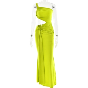 Détail d'une robe asymétrique jaune vif avec découpes à la taille et détails de drapé torsadé
