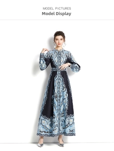 Dettaglio dell'elegante abito in velluto nero con ricamo paisley e collo alto con perline