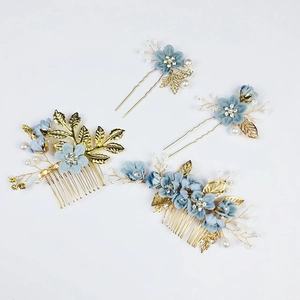 Parure de mariée avec fleurs en tissu bleu, perles et strass sur peignes à cheveux dorés