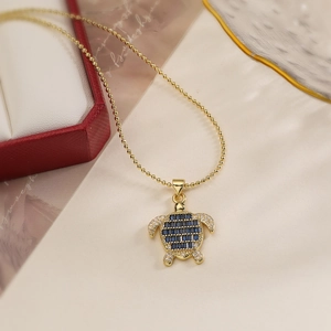 Collar con colgante de tortuga chapado en oro de 18K con zafiro azul y circonitas