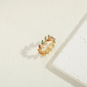 Détail des zircons marquises multicolores sur une bague feuille plaquée or 14 carats
