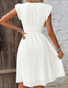 Vue de dos d'une robe blanche en broderie anglaise avec manches à volants et taille élastique