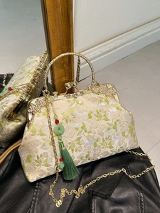 Retro embroidered kiss-lock handbag with floral patterns and pearl fringe tassel