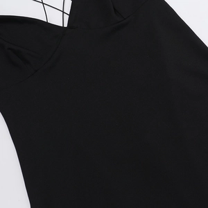 Detailaufnahme der überkreuzten Spaghettiträger und des tiefen V-Ausschnitts am schwarzen Kleid
