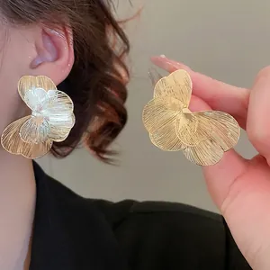 Boucles d'oreilles papillon dorées évidées avec ailes texturées pour femmes élégantes