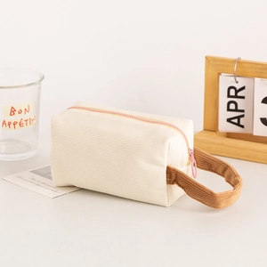 Grande borsa cosmetica in velluto a coste bianco crema con manico marrone e zip rosa