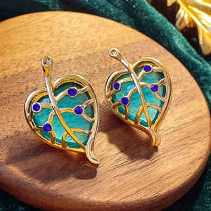 Boucles d'oreilles vintage feuilles dorées avec résine turquoise et perles bleues sur bois