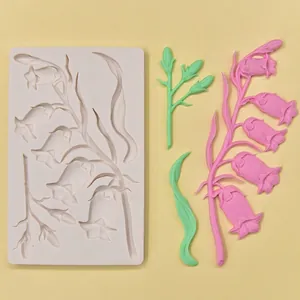 Makroansicht der Glockenblumen-Silikonform mit detaillierten rosa Blüten und Blättern