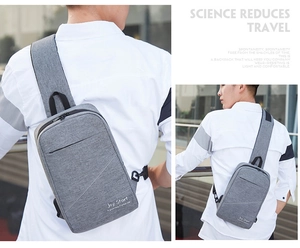 Details des grauen Oxford-Stoffs und der verstellbaren Schnalle dieser Herren-Brusttasche