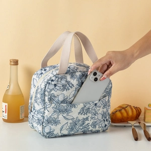 Bolsa térmica acolchada con flores azules y bolsillo frontal para un smartphone