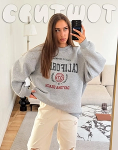 Λεπτομέρεια vintage στάμπας California σε γκρι oversized φούτερ με στρογγυλή λαιμόκοψη