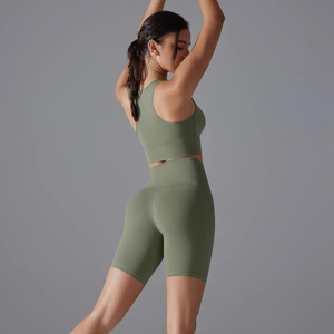 Vista laterale del set da yoga verde oliva con reggiseno sportivo e pantaloncini