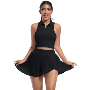 Détail d'un ensemble de sport noir deux pièces avec crop top polo sans manches et jupe plissée