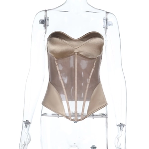 Dettaglio del corsetto in raso champagne con inserti in mesh trasparente e stecche