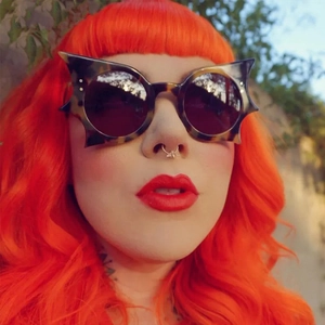 Trendy bat wing cat-eye sunglasses with tortoise shell frame and bee nose ring detail