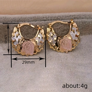 Pendientes de aro con diseño de rosa tricolor calada en oro, plata y oro rosa