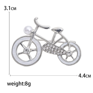 Elegant vintage bicycle brooch with pearls and rhinestones measuring 4.4cm by 3.1cm