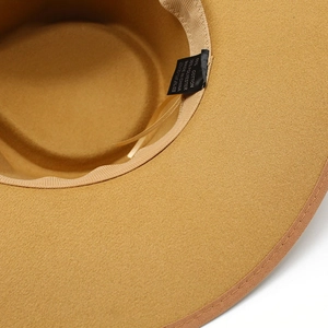 Dettaglio della fascia interna antisudore e dell'etichetta del cappello fedora unisex