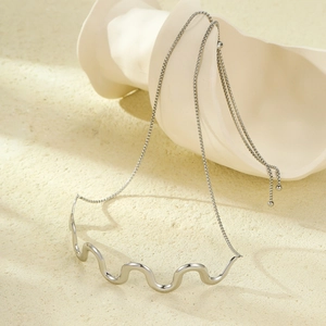 Minimalist silver wavy pendant necklace in stainless steel with adjustable chain