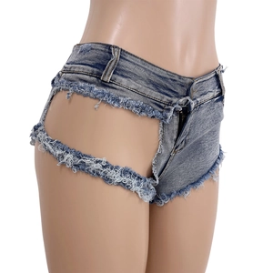 Dettaglio di pantaloncini di jeans blu con ampi ritagli laterali e bordi sfrangiati