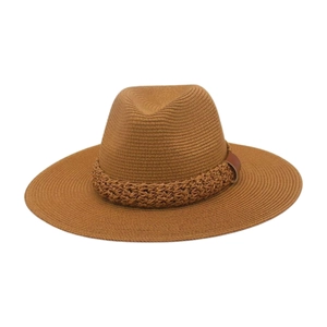 Chapeau de soleil en paille marron caramel avec large bord et boucle décorative en cuir