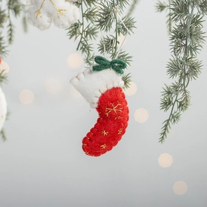 Mini chaussette de Noël en feutre rouge avec broderie flocon dorée et boucle de suspension
