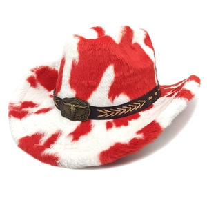 Dettaglio cappello da cowboy con stampa mucca rossa, trama morbida e fibbia a testa di toro
