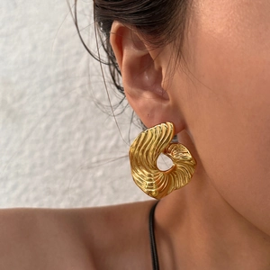 Boucles d'Oreilles Créoles Larges en Acier Inoxydable Spirale pour Femmes Rétro Plaqué Or 18K Boucles d'Oreilles en Forme de C