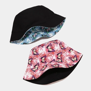 Chapeau bob réversible avec imprimé papillon coloré et côté noir pour le soleil