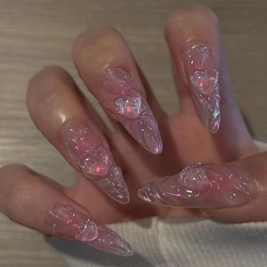 Faux ongles roses à paillettes cœur et texture ondulée 3D au fini brillant gel