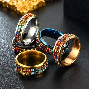 Bagues rotatives en acier titane avec strass en cristal coloré et diverses finitions