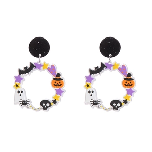 Dettaglio degli orecchini di Halloween in acrilico con ciondoli a zucca, fantasma e pipistrello