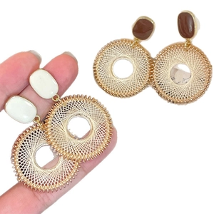 Boucles d'oreilles créoles rétro bohème avec détails en émail blanc et marron