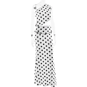 Détail du haut blanc à pois à une épaule et jupe longue assortie avec découpe à la taille