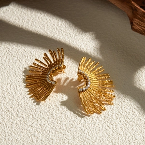 Geometrische Sonnenstrahl-Ohrringe in Gold mit Diamanten auf minimalistischem Grund