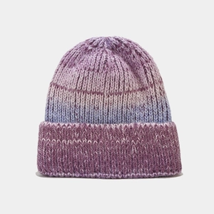 Détail du bonnet en maille épaisse tie-dye aux tons dégradés de violet et rose