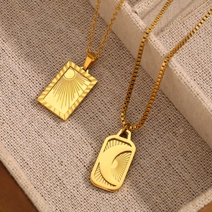 Collana Con Pendente Rettangolare Inciso Sole Luna Acciaio Inossidabile Placcato Oro 18K Gioielli Stile Tarocchi Donna