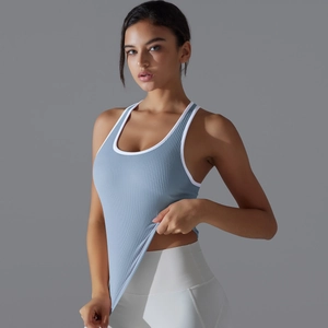 Débardeur de yoga bleu clair côtelé ajusté avec bordure blanche contrastée pour fitness