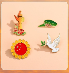 Vue à plat d'épingles en émail style chinois avec Tiananmen, étoile et colombe
