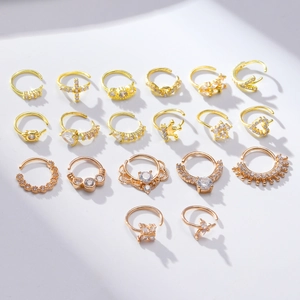 Set aus goldenen und roségoldenen Nasenringen mit Zirkonia in Herz- und Kreuzdesigns